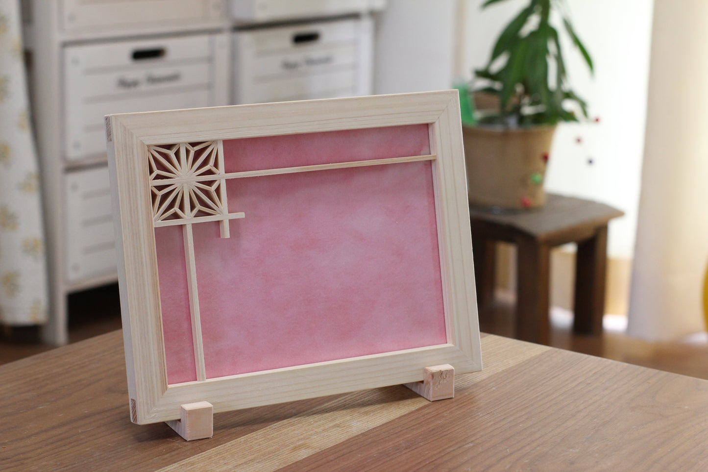 木製フォトフレーム　組子細工麻の葉模様　ピンク和紙