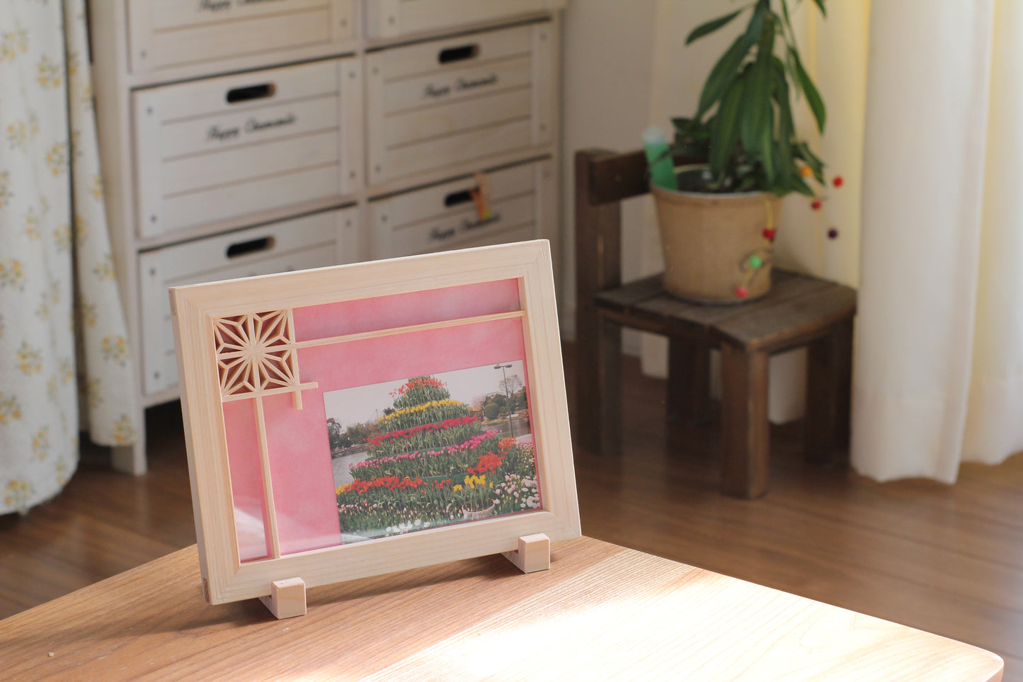 Wooden photo frame, hemp leaf, pink Japanese paper